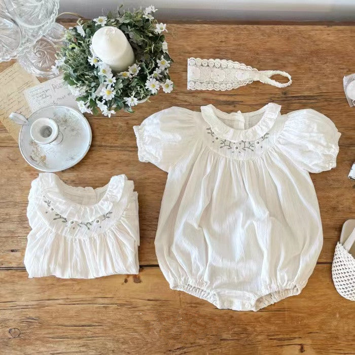 Sommerlicher Baby-Strampler mit Rüschenkragen und Puffärmeln