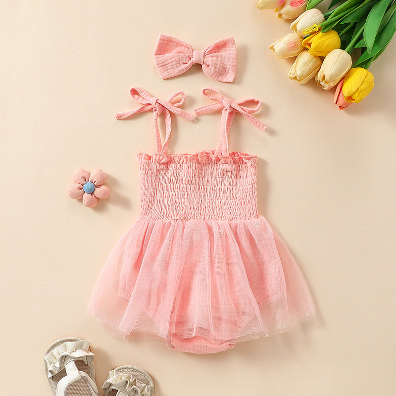 Conjunto de duas peças de vestido de alças em rede com bordado de toalha e fita para o cabelo com laço