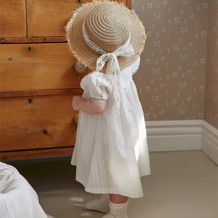 Sommerlicher Baby-Strampler mit Rüschenkragen und Puffärmeln