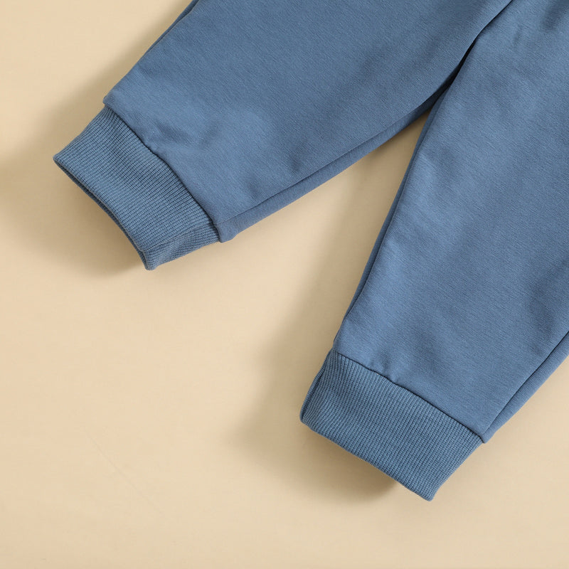 Conjunto de camisola de gola redonda e calças de cor lisa para menino