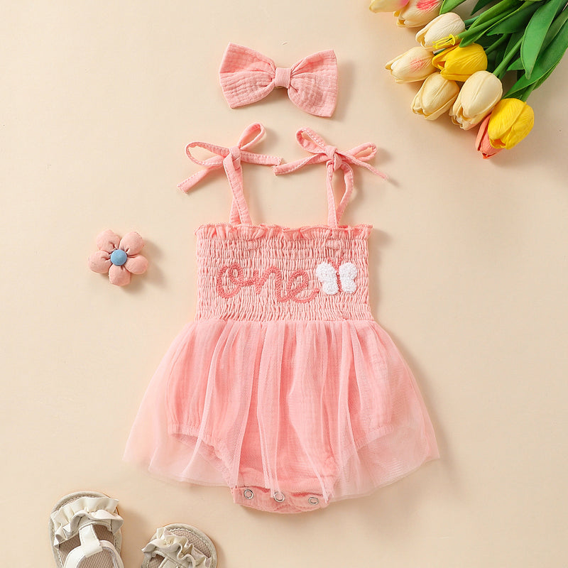 Conjunto de duas peças de vestido de alças em rede com bordado de toalha e fita para o cabelo com laço