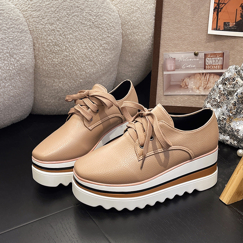 Britische Brogue-Schnürschuhe mit eckiger Kappe und Plateauabsatz