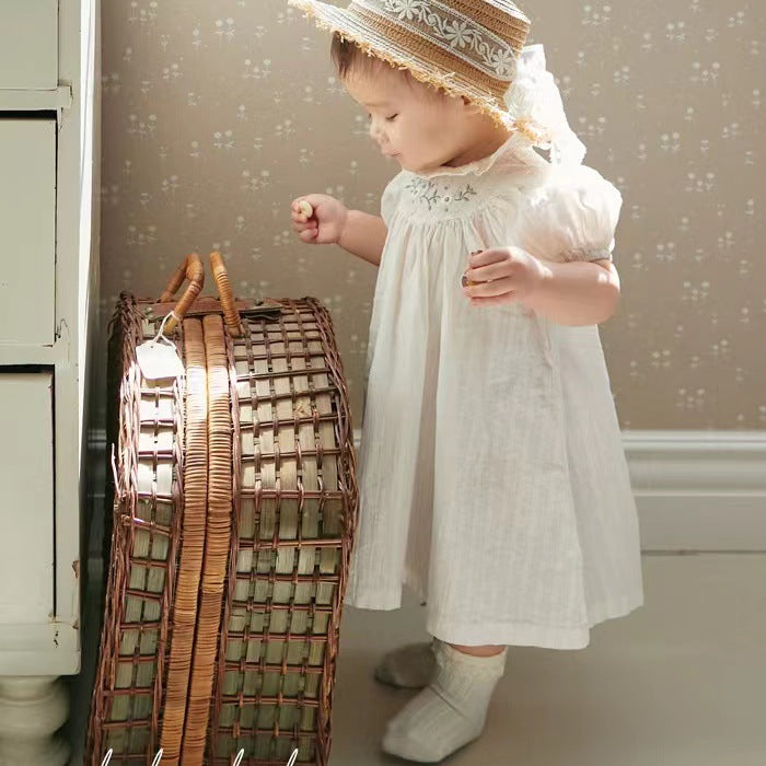 Sommerlicher Baby-Strampler mit Rüschenkragen und Puffärmeln