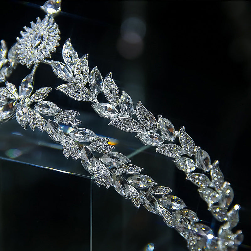 Die neue Kronen-Brauthaarschmuck-Kopfbedeckung mit Kristallen