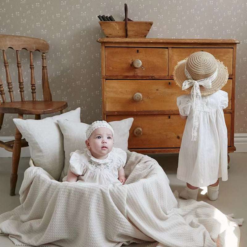 Sommerlicher Baby-Strampler mit Rüschenkragen und Puffärmeln