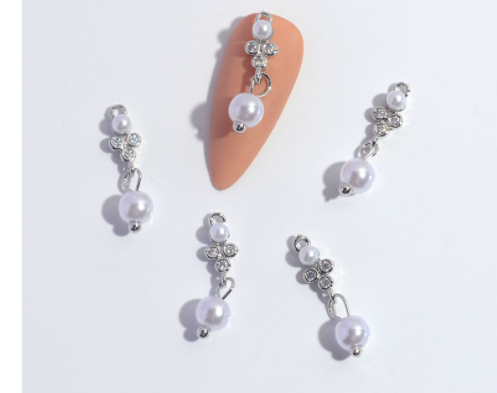 Nagelschmuck Zirkonia-Blume Quastenkette
