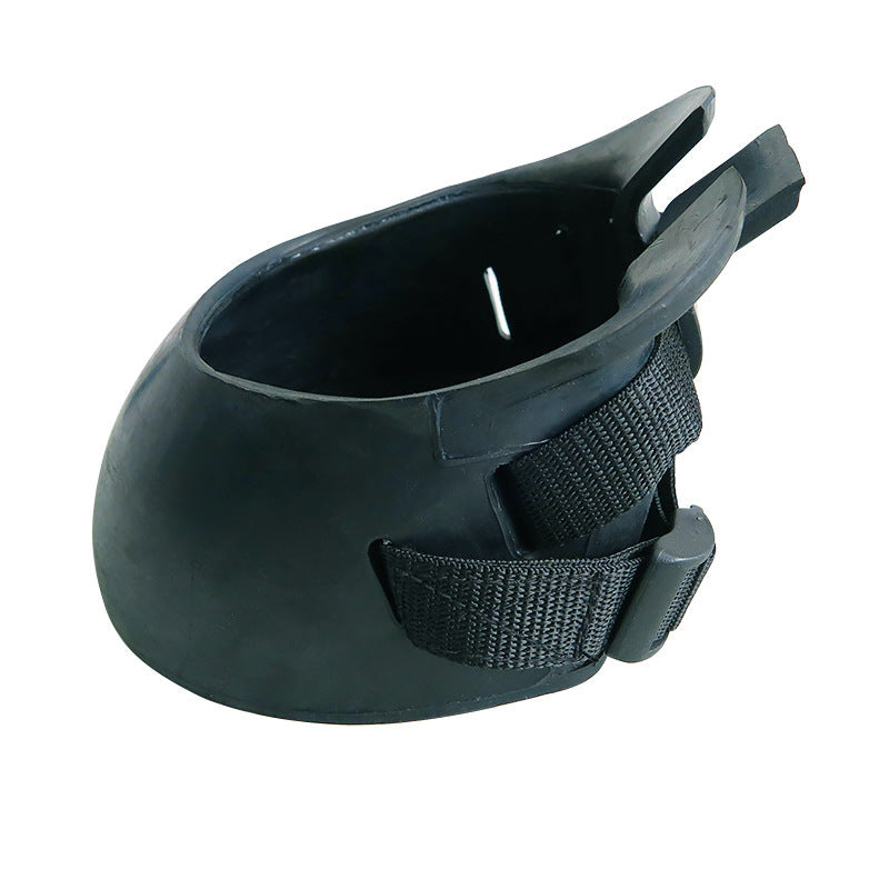 Cascos de cavalo de borracha par de cavalos isolado água suja estrume