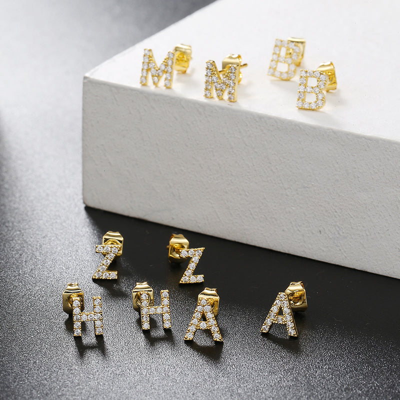 Moda feminina em latão e brincos de letras de zircônia banhados a ouro real