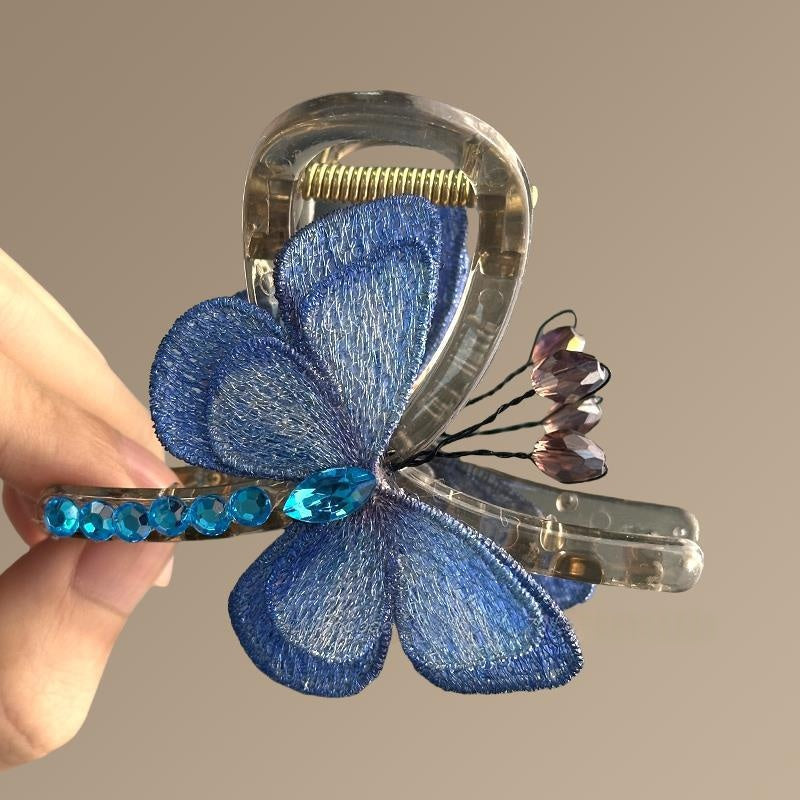 Retro-Haarspange mit besticktem Schmetterling im Half-up-Stil