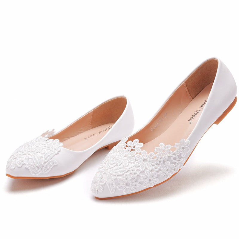 Sapatos baixos casuais brancos com bico fino