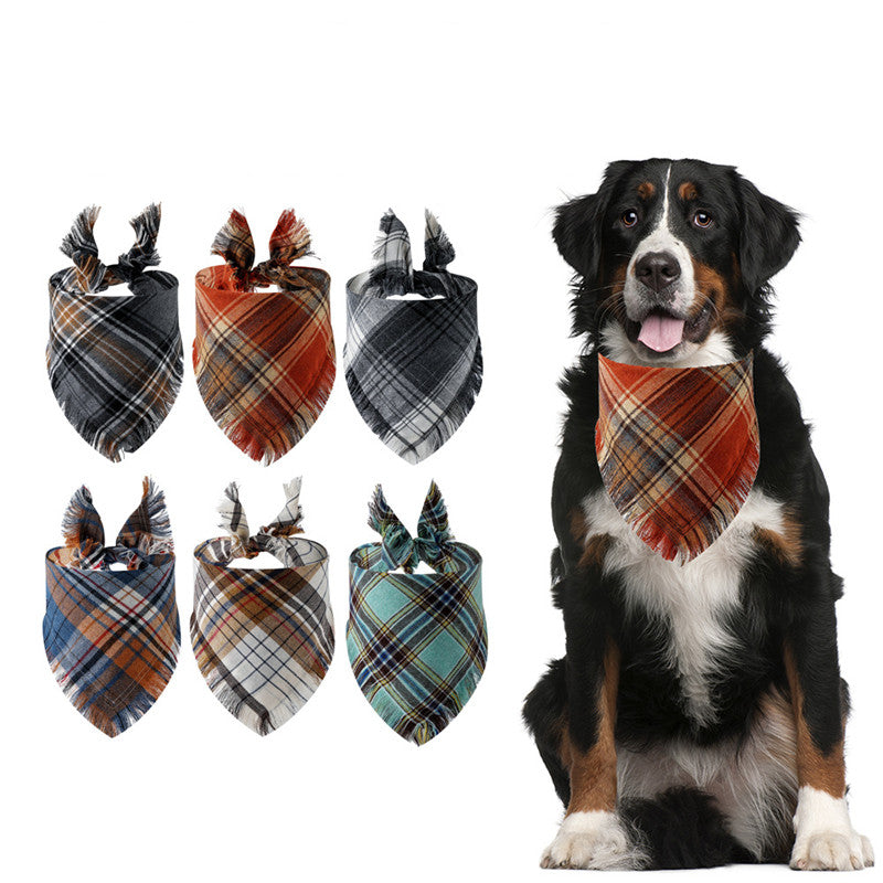 Lenço triangular com padrão xadrez e borlas para cão