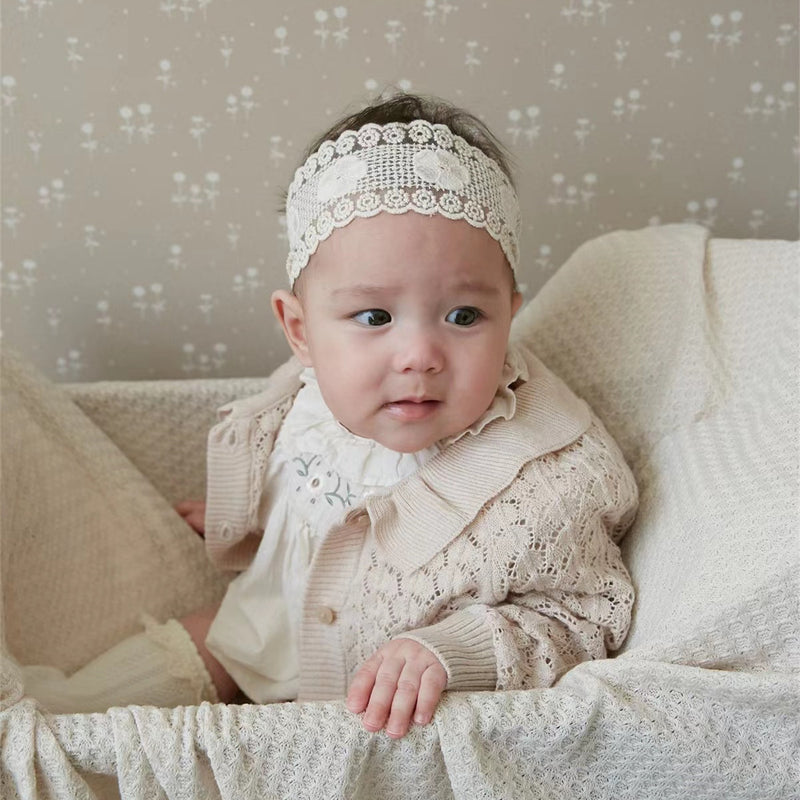 Sommerlicher Baby-Strampler mit Rüschenkragen und Puffärmeln